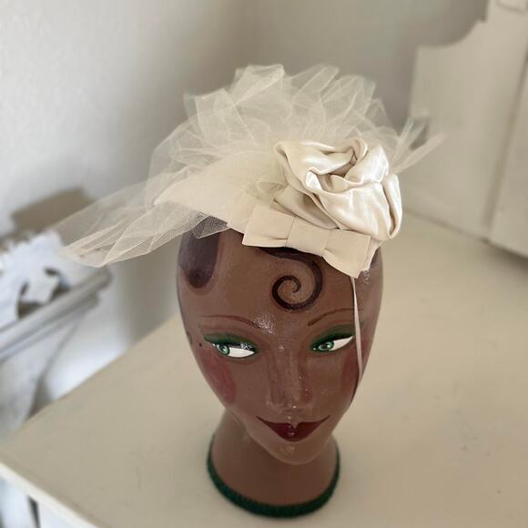 ElizaBeth Rohloff VINTAGE 1950s IVORY SATIN & TULLE FASCINATOR HAT - Picture 1 of 4